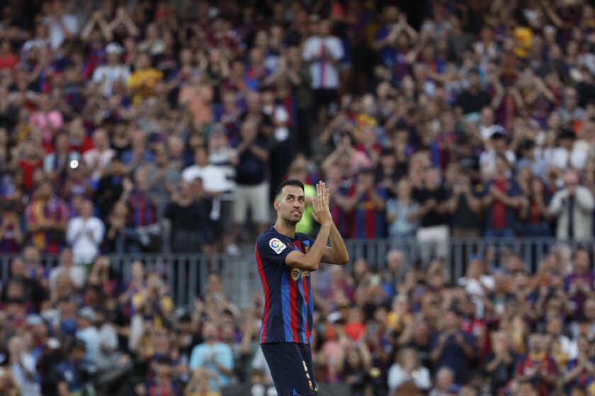 Sergio Busquets aplauda a los aficionados del Barcelona tras ser sustituido en su último partido en casa con el club en la Liga de España, frente al Mallorca, el domingo 28 de mayo de 2023. (AP Foto/Joan Monfort)
