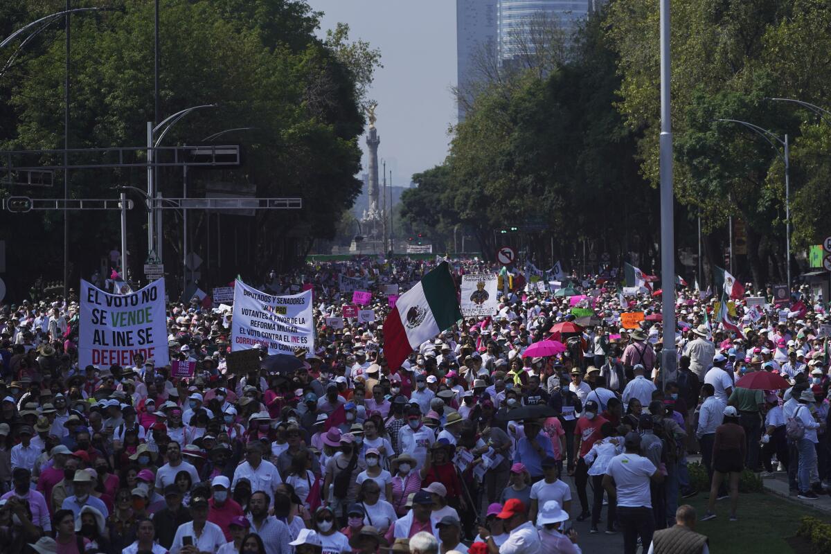 Organizaciones ciudadanas marchan en apoyo al Instituto Nacional Electoral 
