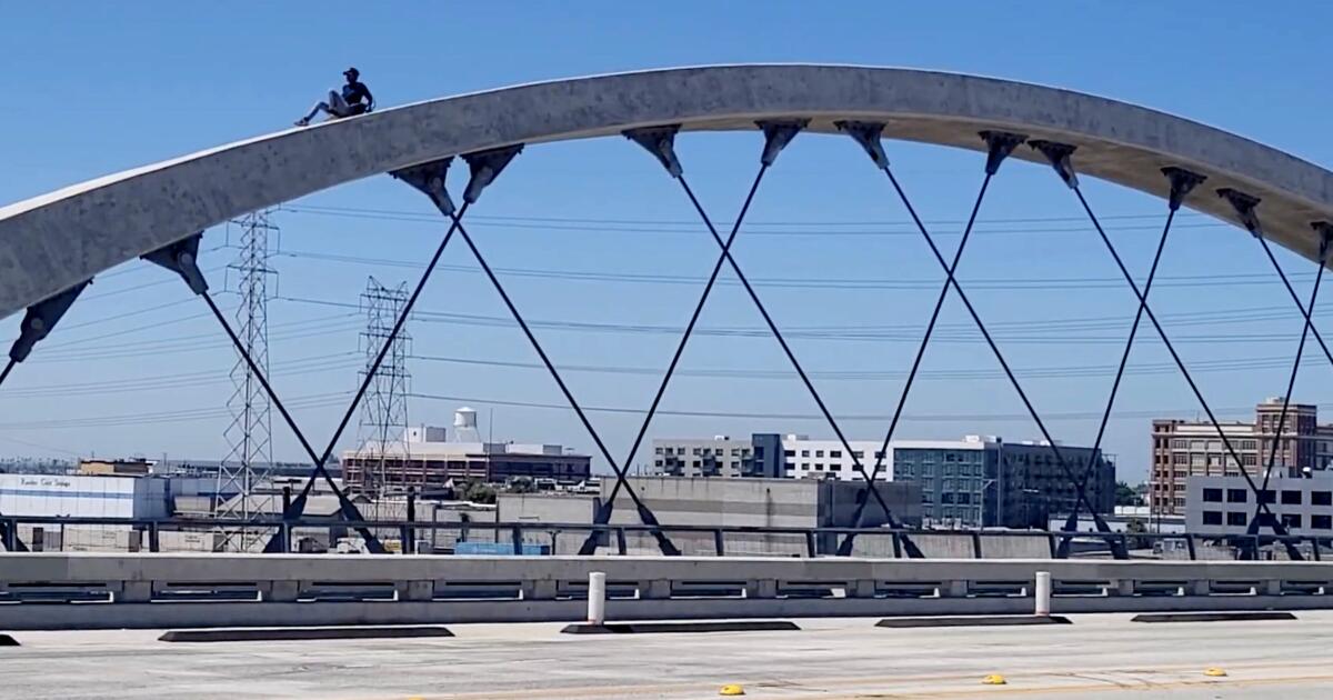 Lady in custody after climbing and dancing on sixth Road Bridge arch