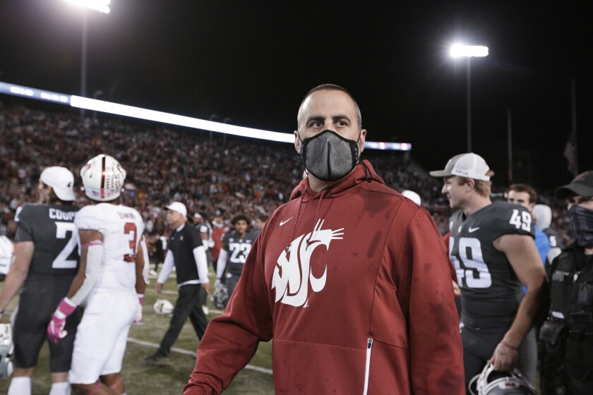 El entrenador del estado de Washington, Nick Rolovich, camina sobre el campo después de la victoria del equipo sobre Stanford.