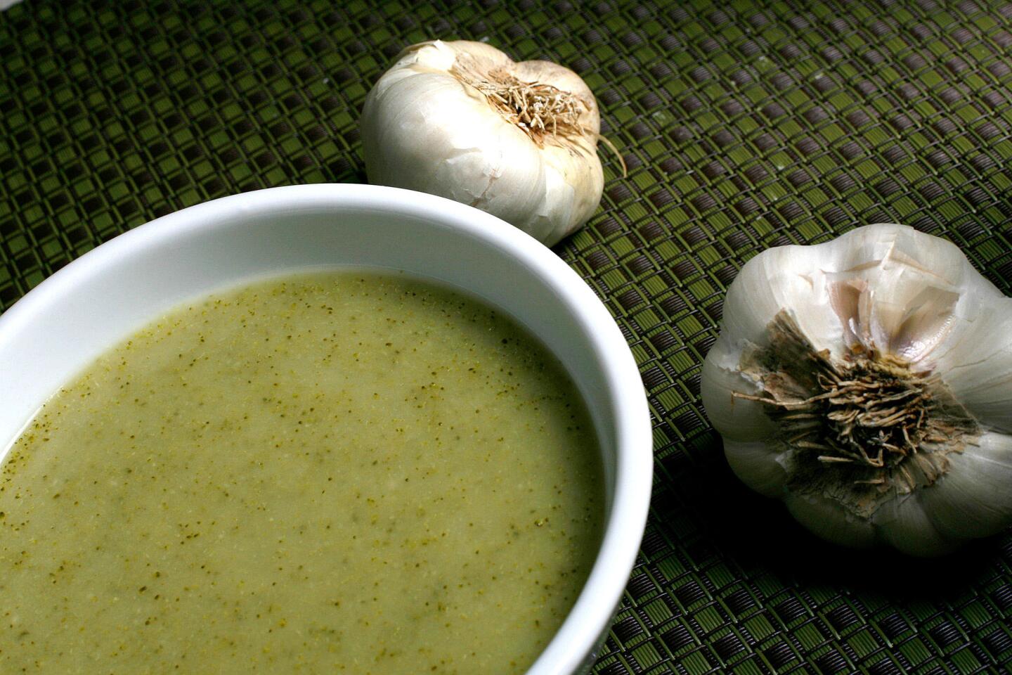 Broccoli and roasted garlic soup