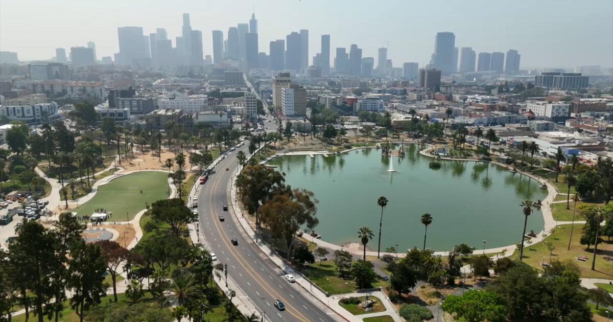 L.A. strikes to shut Wilshire Boulevard by MacArthur Park