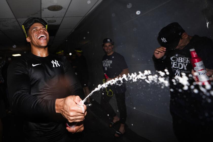 El dominicano Juan Soto, de los Yankees de Nueva York, festeja la clasificación a los playoffs tras una victoria de 2-1 en 10 innings sobre los Marineros de Seattle, el miércoles 18 de septiembre de 2024 (AP Foto/Lindsey Wasson)