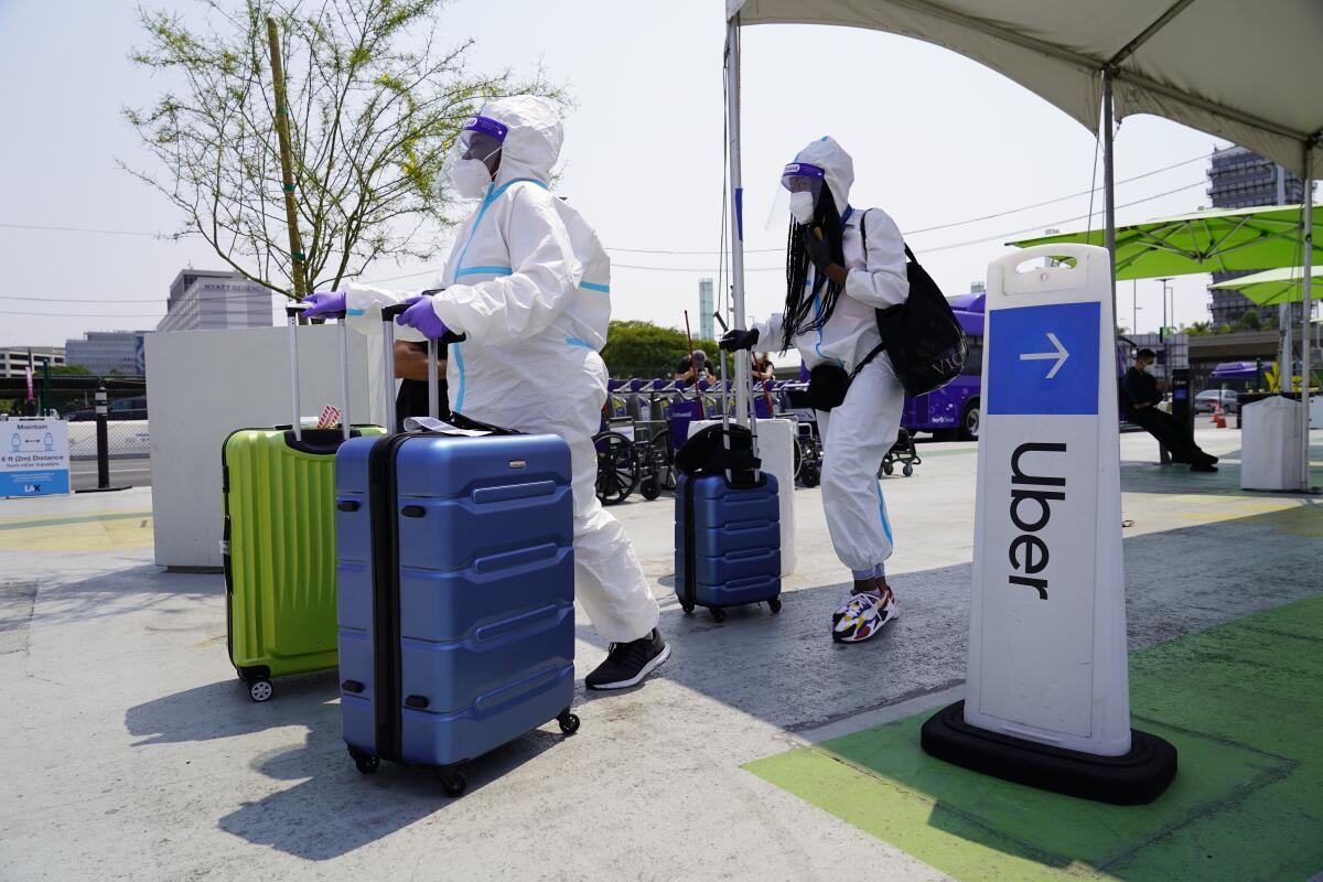 Personas en una estación de Uber en el Aeropuerto de Los Ángeles el 20 de agosto del 2020.