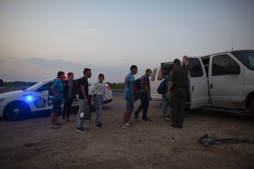 Migrantes que habían cruzado el río Bravo (o Grande) hacia Estados Unidos son trasladados el sábado 21 de mayo de 2022 por agentes de la Patrulla Fronteriza en Eagle Pass, Texas. (AP Foto/Dario Lopez-Mills)