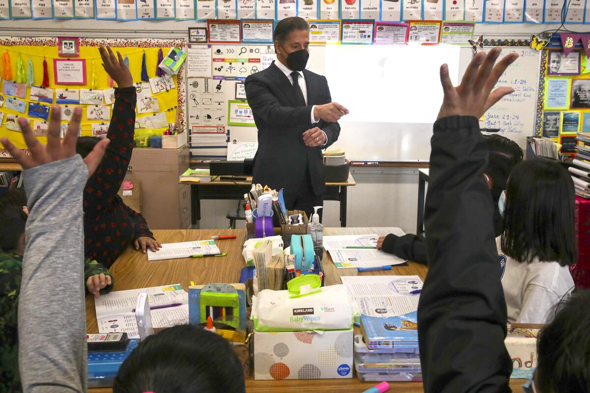 Alberto Carvalho points to a student as others raise their hands