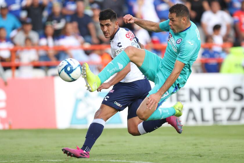 Victor Guzman (i) del Pachuca disputa el balón con Pablo Aguilar (d) del Cruz Azul, durante el juego correspondiente a la Jornada 12 del torneo Apertura 2019 en el estadio Hidalgo de Pachuca, México.