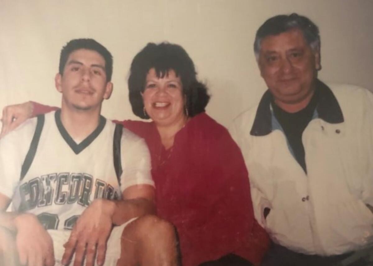 Jaime Sr., junto a sus padres, Gloria y Ezequiel Jr. 
