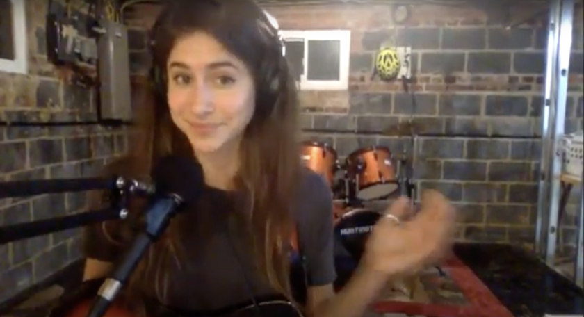 Screenshot of Julie Piñero performing "Delejos" on Zoom.