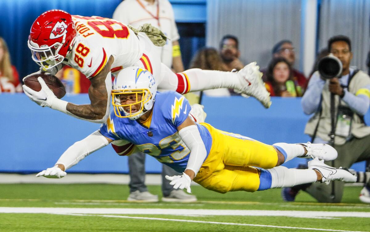 Kansas City Chiefs tight end Jody Fortson makes a catch in front of Chargers cornerback Bryce Callahan.