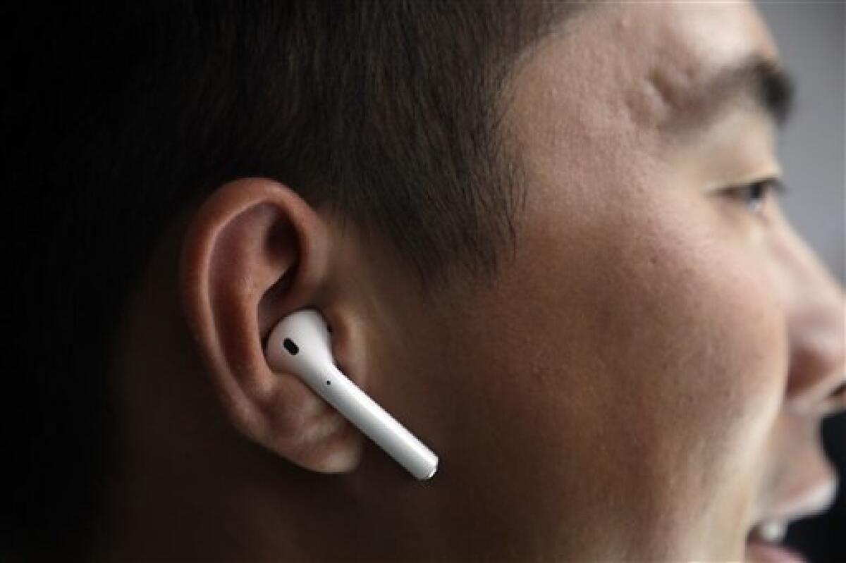 Apple quiere llevar a los consumidores a un mundo aún más inalámbrico. Su táctica: eliminar la entrada estándar de los audífonos en los iPhone más recientes y vender los nuevos "AirPods", diminutos auriculares que funcionan increíblemente —dice la empresa— con tecnología Bluetooth.