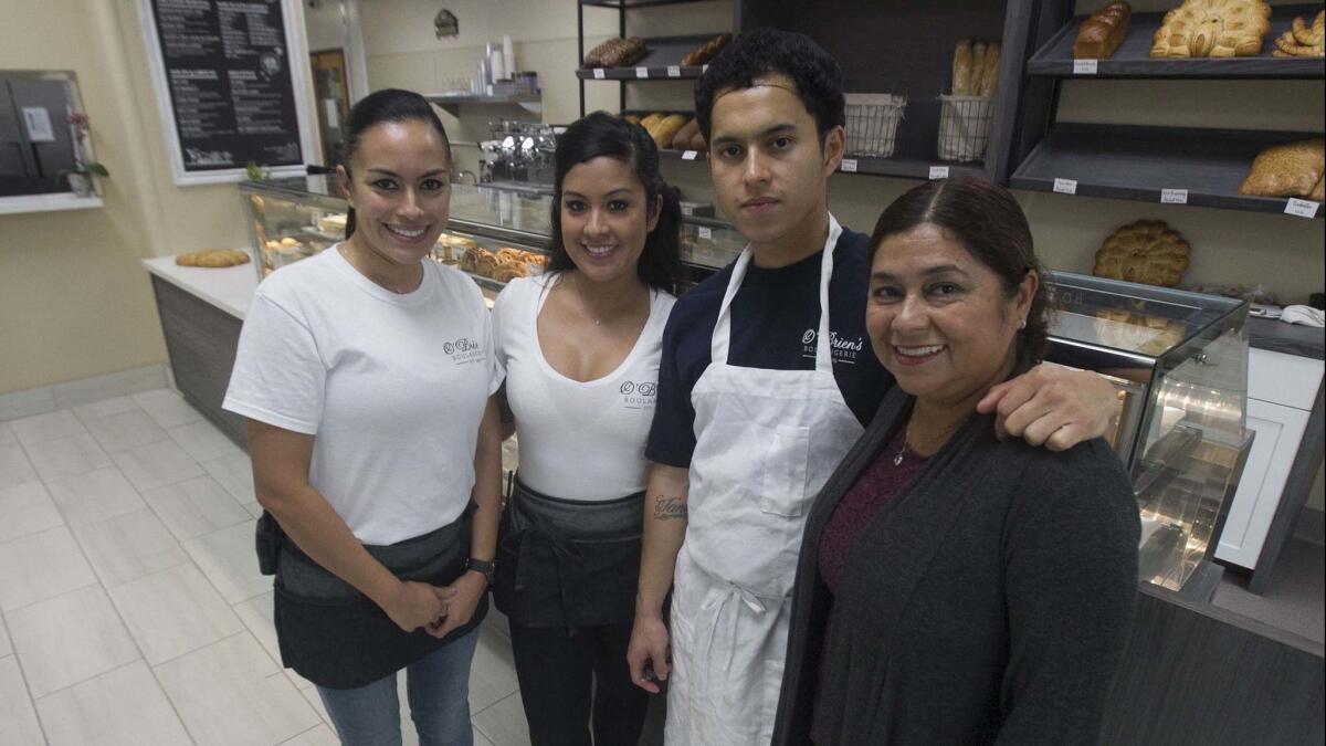 La familia Escobar, propietaria de la panadería Boulangerie O'Brien en Poway, es la ubicación más reciente para la empresa de rápido crecimiento. Ellos son algunos de los Escobars: Sara (i), Yvonne, Eddie y la mamá, Heli Escobar (d).