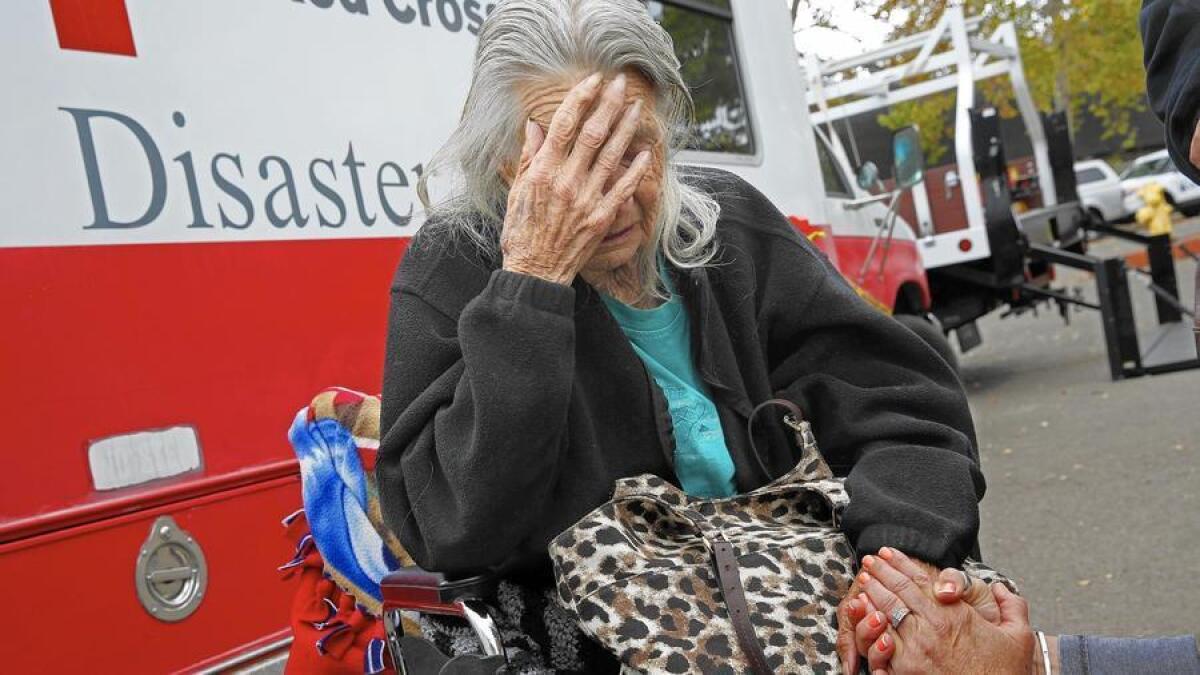 Winnie Pugh es evacuada de su casa por sus hijos después de que se rehusó a irse con los bomberos.