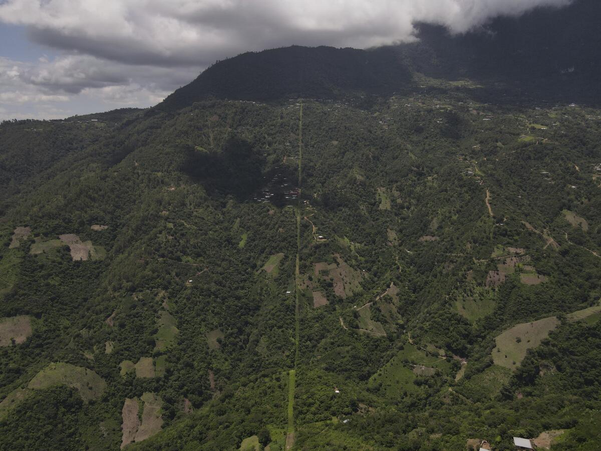 Una línea marca la frontera entre México, a la izquierda