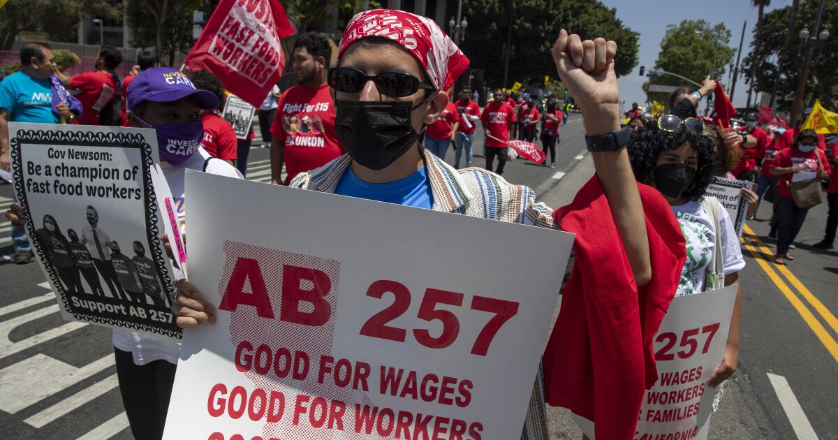 Quick-food coalition sues to dam California labor regulation AB 257