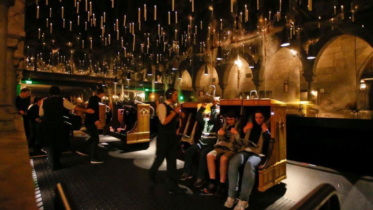 Candelabros flotan y se ciernen sobre los visitantes de Harry Potter and the Forbidden Journey, en Universal Studios Hollywood. El parque ha eliminado el efecto 3-D de la atracción.