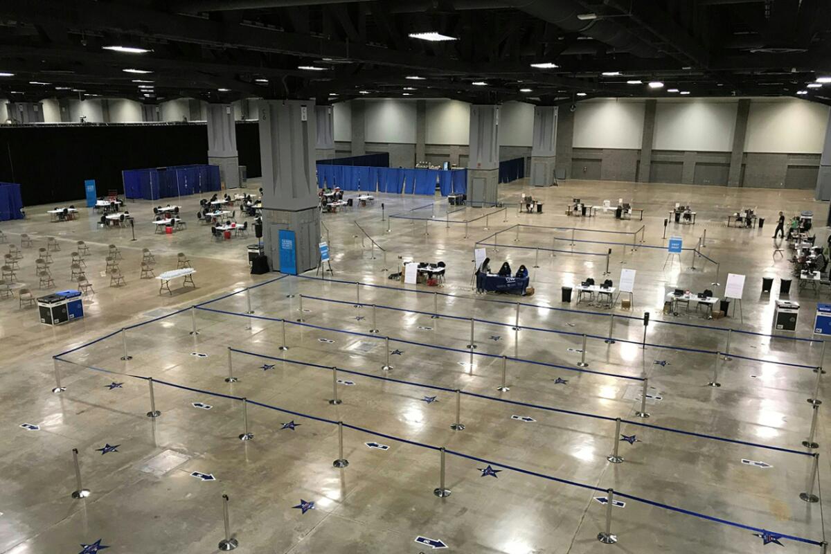 Un sitio masivo de vacunación contra COVID-19, desierto, en el centro de convenciones de Washington, D.C., el 1 de junio.