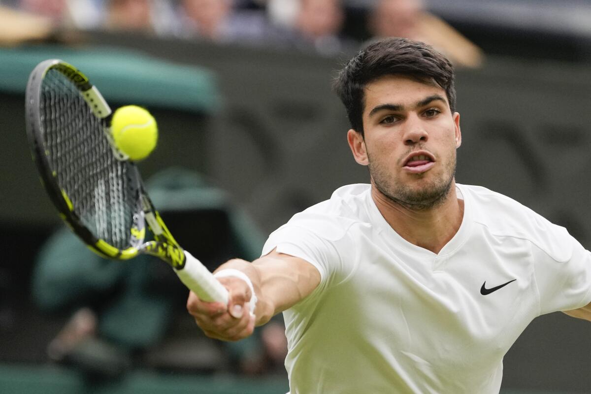 Carlos Alcaraz and Jannik Sinner advance to Wimbledon quarterfinals - Los Angeles Times