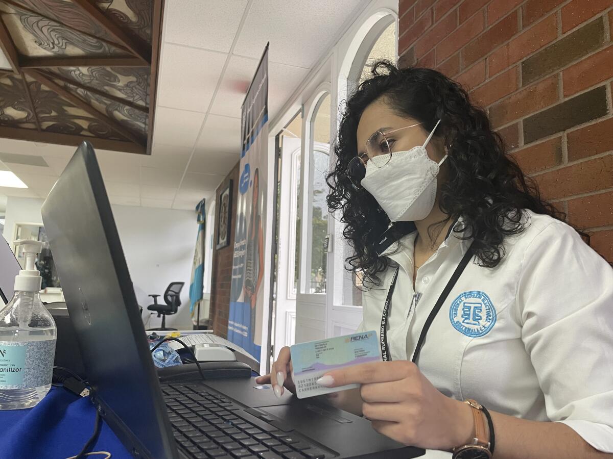 Una empleada del Tribunal Supremo Electoral (TSE) de Guatemala procesa los datos de usuarios interesados en votar.