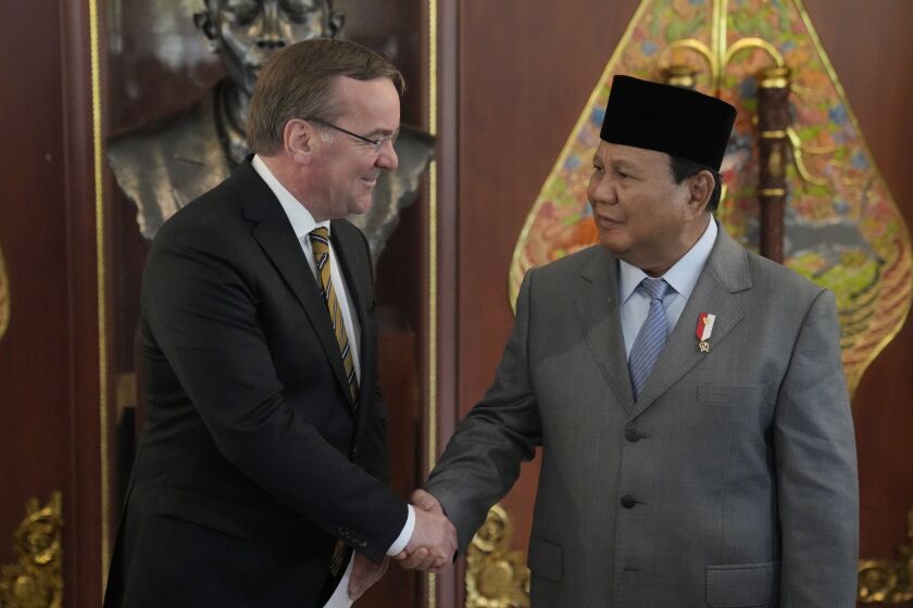 El ministro de Defensa alemán, Boris Pistorius, izquierda, saluda a su homólogo indonesio Prabowo Subianto en una reunión en Yakarta, Indonesia, el lunes 5 de junio de 2023. (AP Foto/Dita Alangkara)