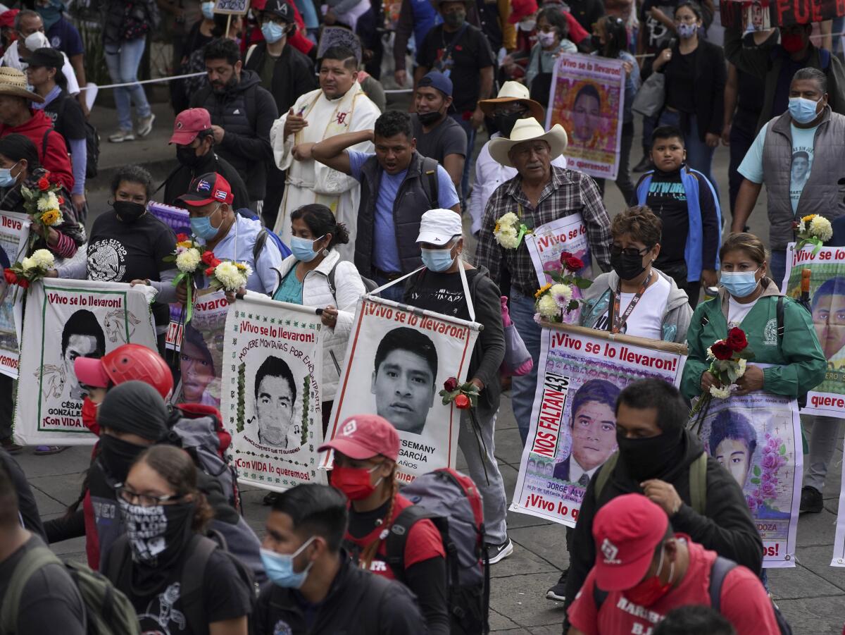 Familiares y compañeros de clases de los 43 estudiantes universitarios de Ayotzinapa desaparecidos marchan en la Ciudad de México el lunes 26 de septiembre de 2022, al cumplirse otro aniversario de la desaparición de los estudiantes en Iguala, Guerrero, en 2014. (Foto AP/Marco Ugarte)