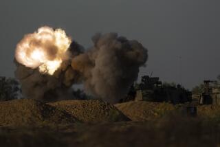 Una unidad móvil de artillería de Israel dispara desde el sur de Israel hacia la Franja de Gaza, el 7 de mayo de 2024. (AP Foto/Leo Correa)