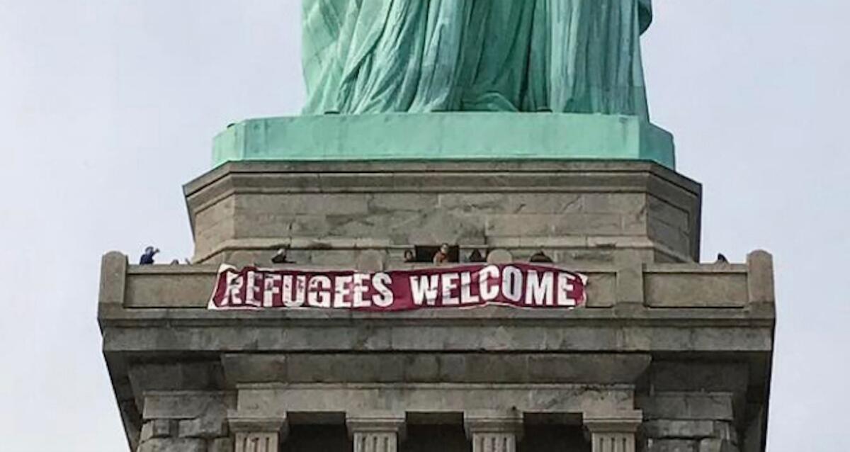 "Refugees Welcome", la manta en la Estatua de la Libertad, en Nueva York.