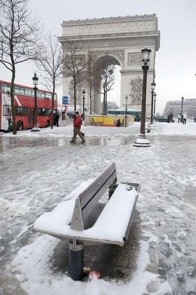 Chilly scenes of Paris under snow: Arc de Triomphe