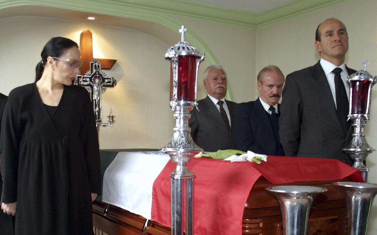 ARCHIVO - Sasha Montenegro, izquierda, asiste al funeral de su esposo el presidente mexicano José López Portillo