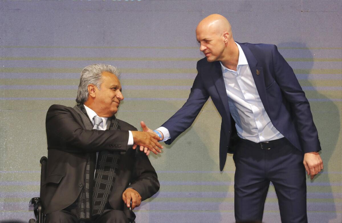 El presidente de Ecuador, Lenín Moreno, a la izquierda, le da la bienvenida a Jordi Cruyff como el nuevo entrenador nacional de fútbol de Ecuador en Quito, Ecuador, el lunes 13 de enero de 2020. Cruyff es hijo del legendario jugador de fútbol Johan Cruyff. (AP Foto / Dolores Ochoa)