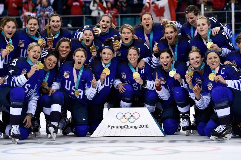 TOPSHOT - The US team poses with their gold medals after the medal ceremony after the women's ice hockey event during the Pyeongchang 2018 Winter Olympic Games at the Gangneung Hockey Centre in Gangneung on February 22, 2018. / AFP PHOTO / Brendan SmialowskiBRENDAN SMIALOWSKI/AFP/Getty Images ** OUTS - ELSENT, FPG, CM - OUTS * NM, PH, VA if sourced by CT, LA or MoD **