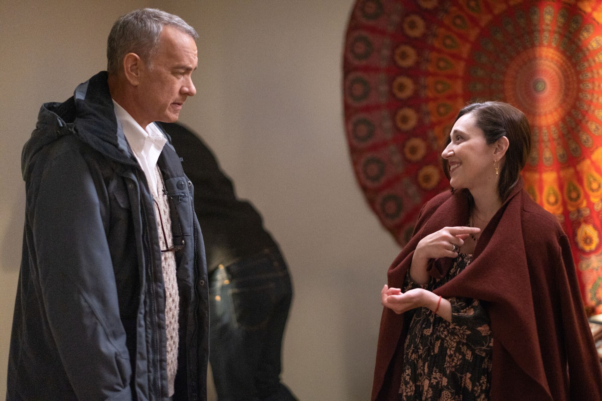 Tom Hanks y Mariana Treviño en una escena de “A Man Called Otto”.