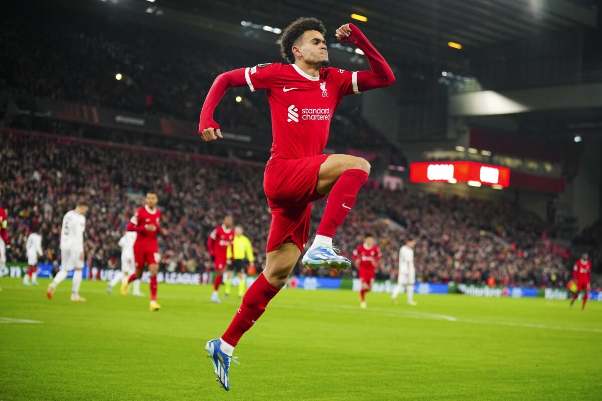 Luis Díaz celebra tras anotar el primer gol de Liverpool ante LASK en la Liga Europa,