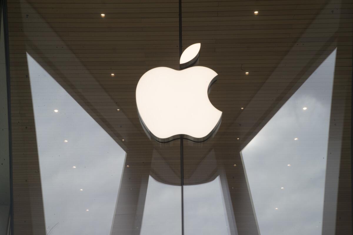 El logotipo de Apple en una tienda de la marca en Brooklyn, Nueva York, el 3 de enero de 2019. (AP Foto/Mary Altaffer, File)