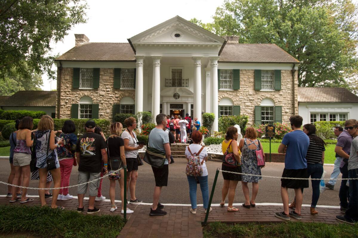 ARCHIVO - Los fans hacen cola a las afueras de Graceland, la casa de Elvis Presley en Memphis, Tennessee.
