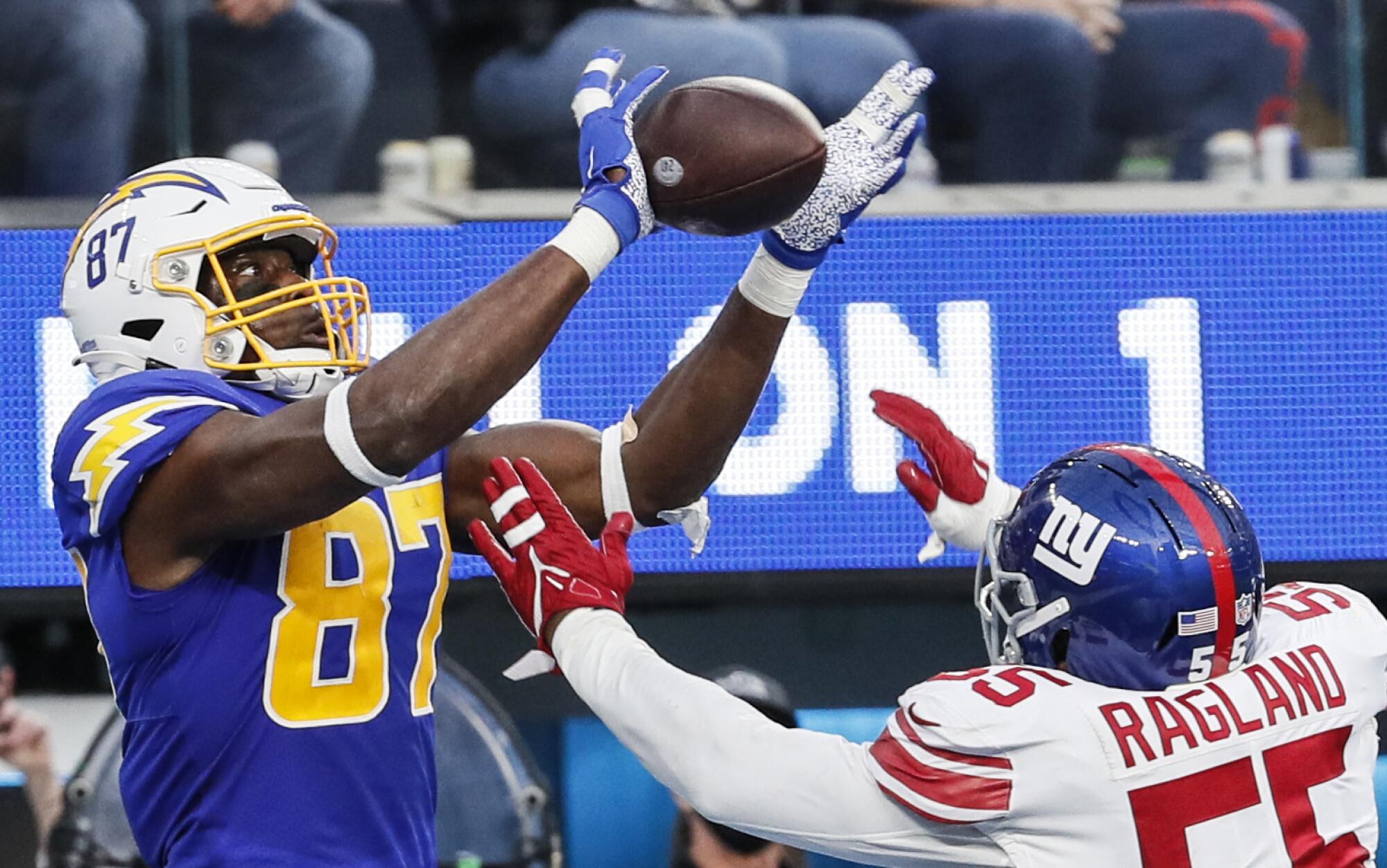 Chargers tight end Jared Cook catches a touchdown pass over New York Giants inside linebacker Reggie Ragland.