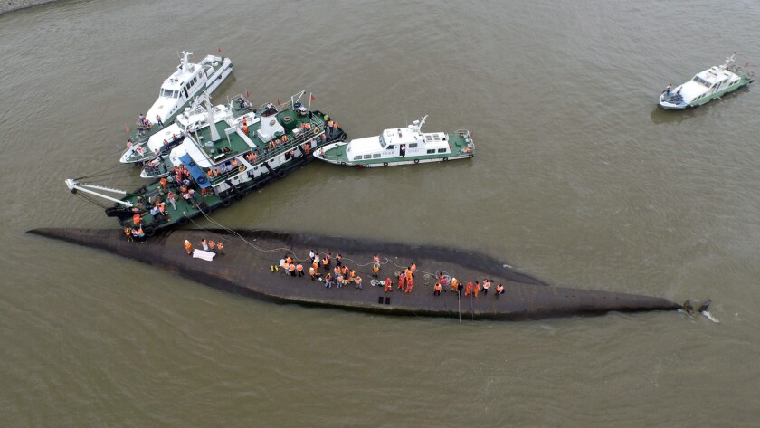 More Than 400 Missing From Capsized Cruise Ship In China S