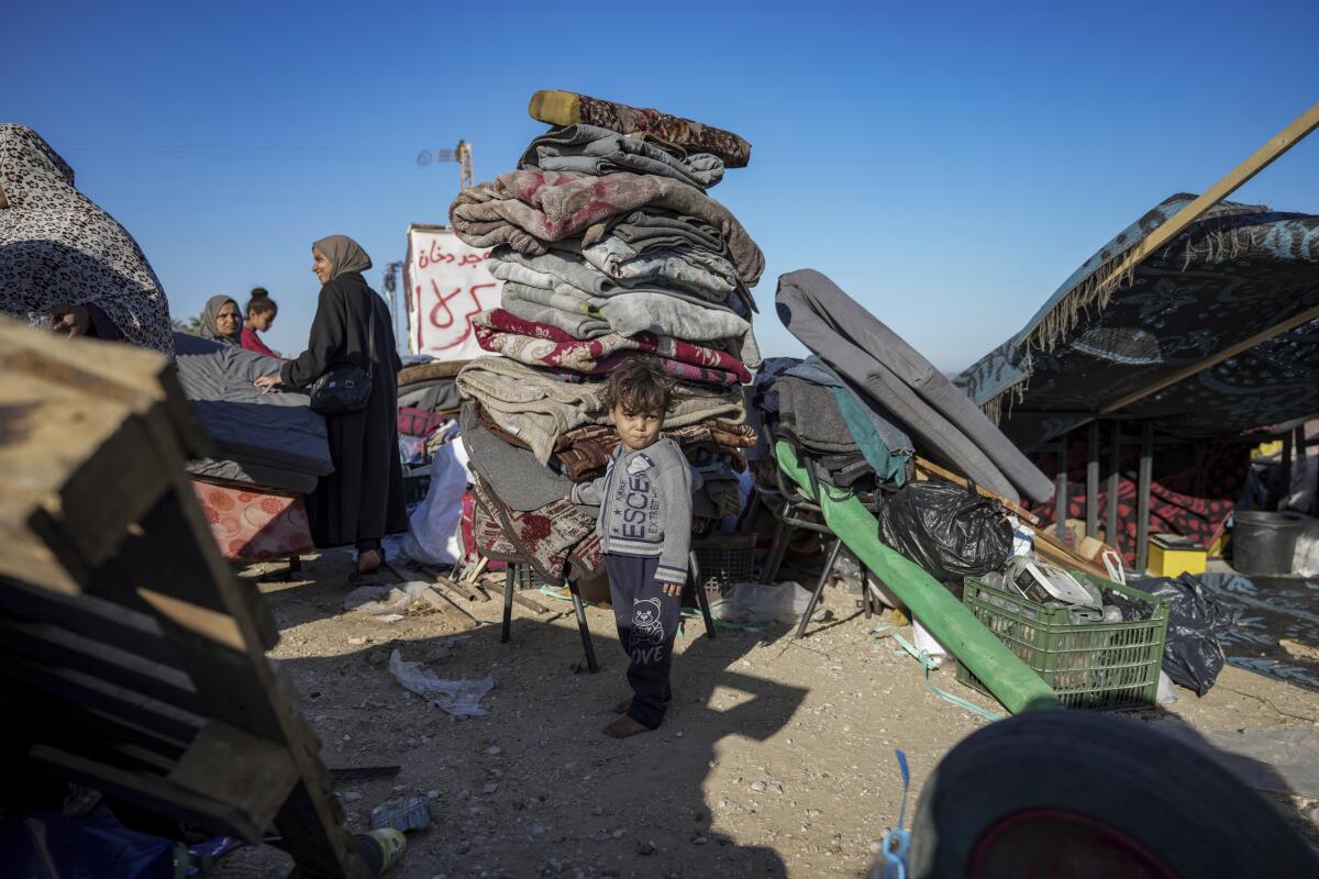 Palestinos desplazados llegan a Deir al Balah, en el centro de la Franja