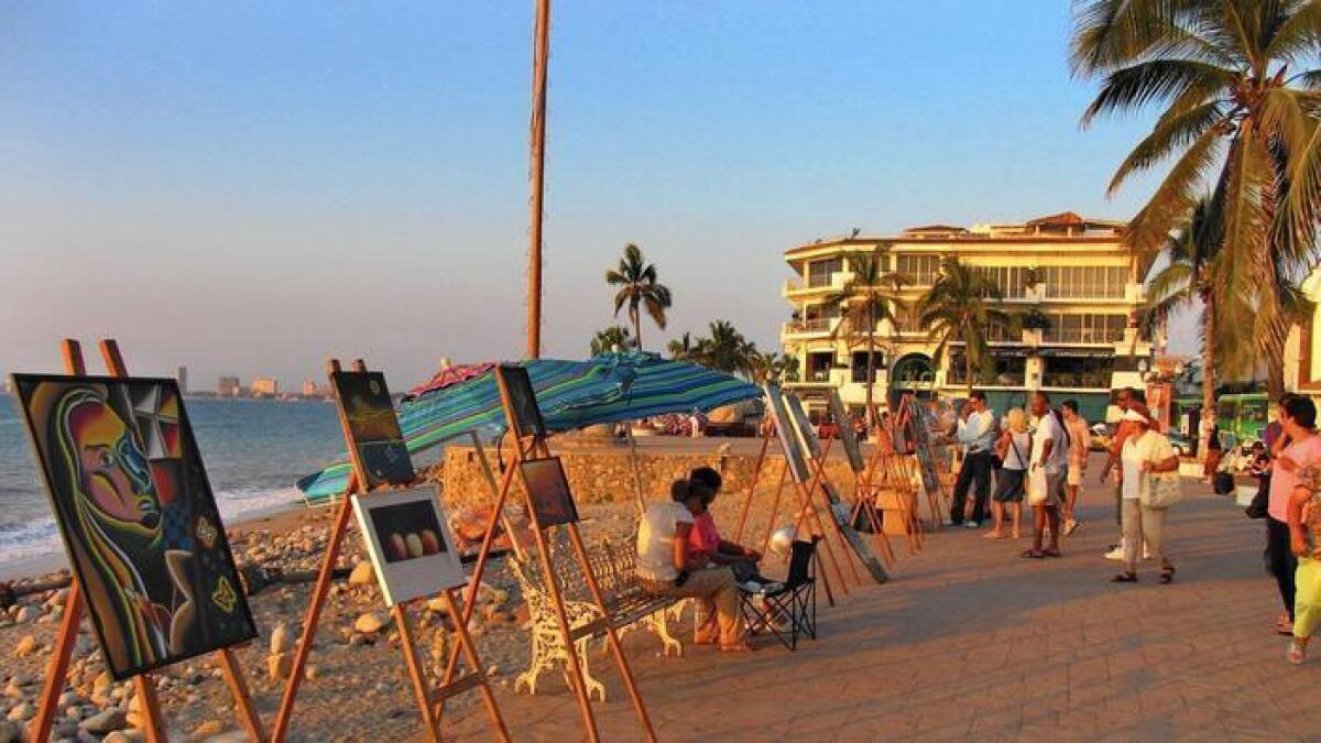 Puerto Vallarta, México, que cuenta con puestos de venta de productos frente al mar a lo largo del Malecón, es una opción mucho más económica que Cancún. ()