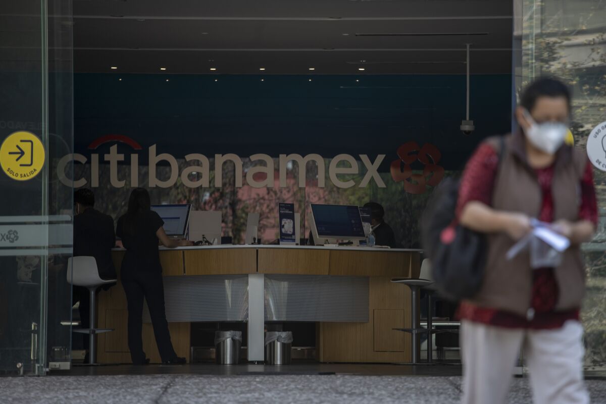 Bancos mexicanos aceptarán pasaportes y matrículas consulares para trámites