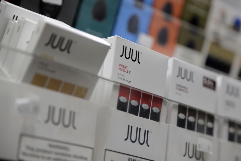 ARCHIVO - Vapeadores Juul exhibidos en una tienda de tabacos en Nueva York, 20 de diciembre de 2018. La empresa fabricante de vapeadores Juul ha llegado a acuerdos judiciales para resolver más de 5.000 demandas relacionadas con sus productos, se informó el miércoles 7 de diciembre de 2022. (AP Foto/Seth Wenig, File)