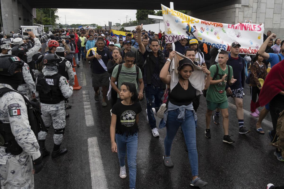 Un grupo de migrantes parte a pie de la ciudad de Tapachula, en el estado de Chiapas, México