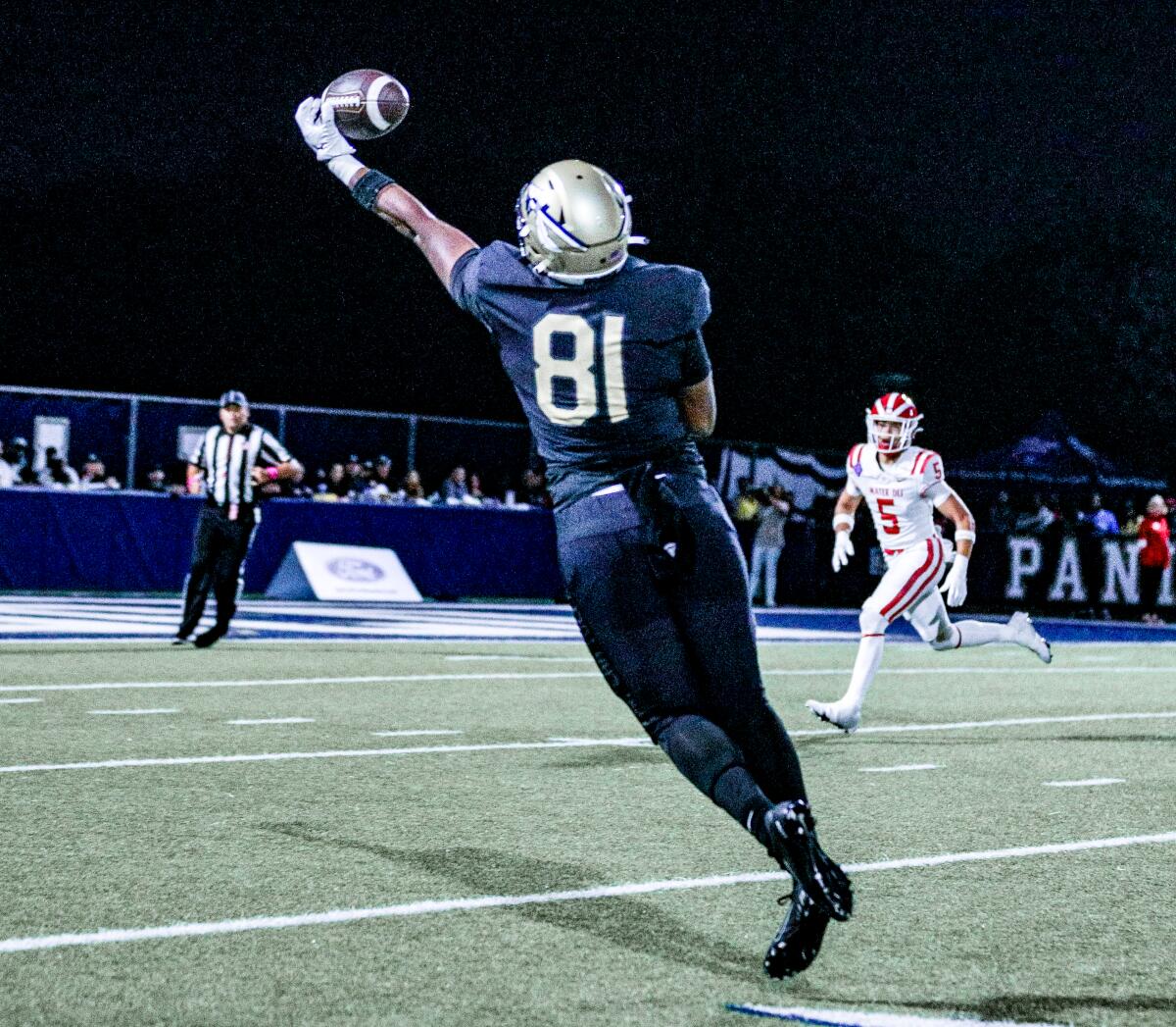 William McKissick makes one-handed catch for St. John Bosco as Mater Dei's Jeilani Davis looks on.