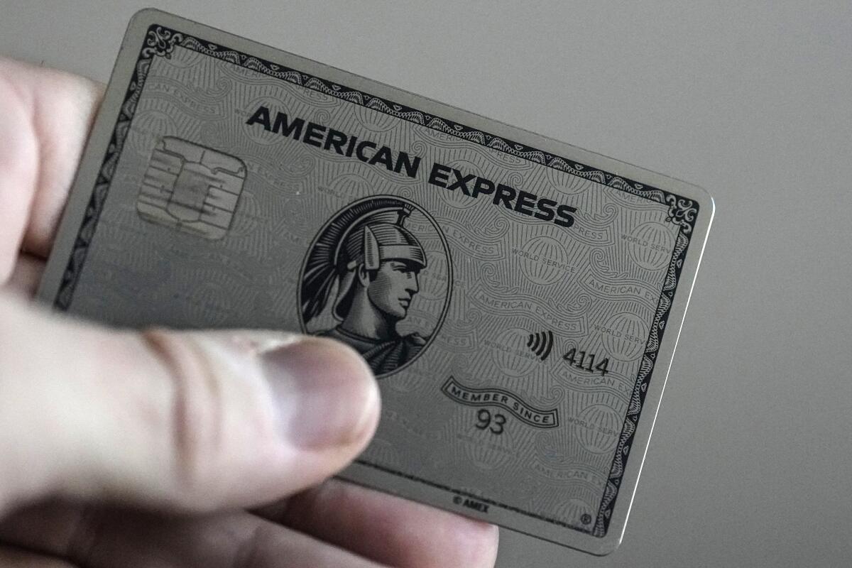 Esta fotografía del jueves 18 de enero de 2024 muestra una tarjeta American Express, en Atlanta.