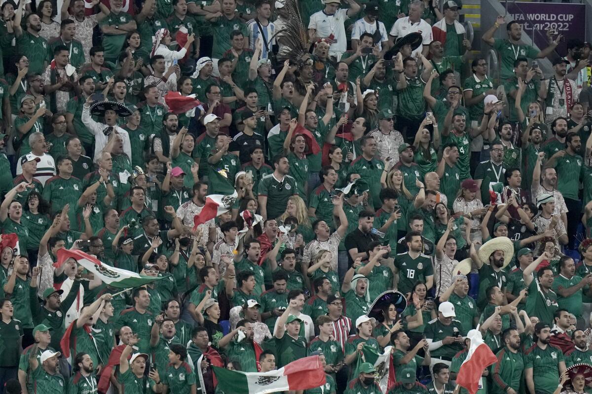 ARCHIVO - Hinchas de Mxico durante el partido contra Polonia en la Copa Mundual, el martes 22 de noviembre de 2022, en Doha, Qatar. (AP Foto/Moiss Castillo)