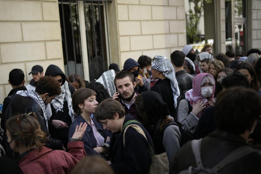 Un grupo de estudiantes se reúne cerca de la Universidad Sciences Po el viernes 3 de mayo de 2024 en París. (AP Foto/Christophe Ena)