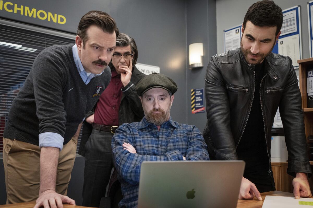  James Lance, Brendan Hunt y Brett Goldstein en una escena de "Ted Lasso". 