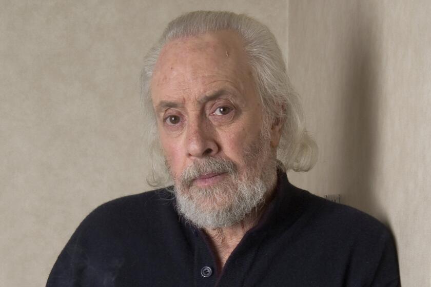 ARCHIVO - El guionista Robert Towne posa en el Hotel Regency, el 7 de marzo de 2006, en Nueva York. Towne, el guionista galardonado con el Oscar por "Shampoo", "The Last Detail" y otras películas aclamadas cuyo trabajo en "Chinatown" se convirtió en un modelo de esta forma de arte murió el lunes. 1 de julio de 2024, dijo la publicista Carri McClure. (AP Foto /Jim Cooper, archivo)