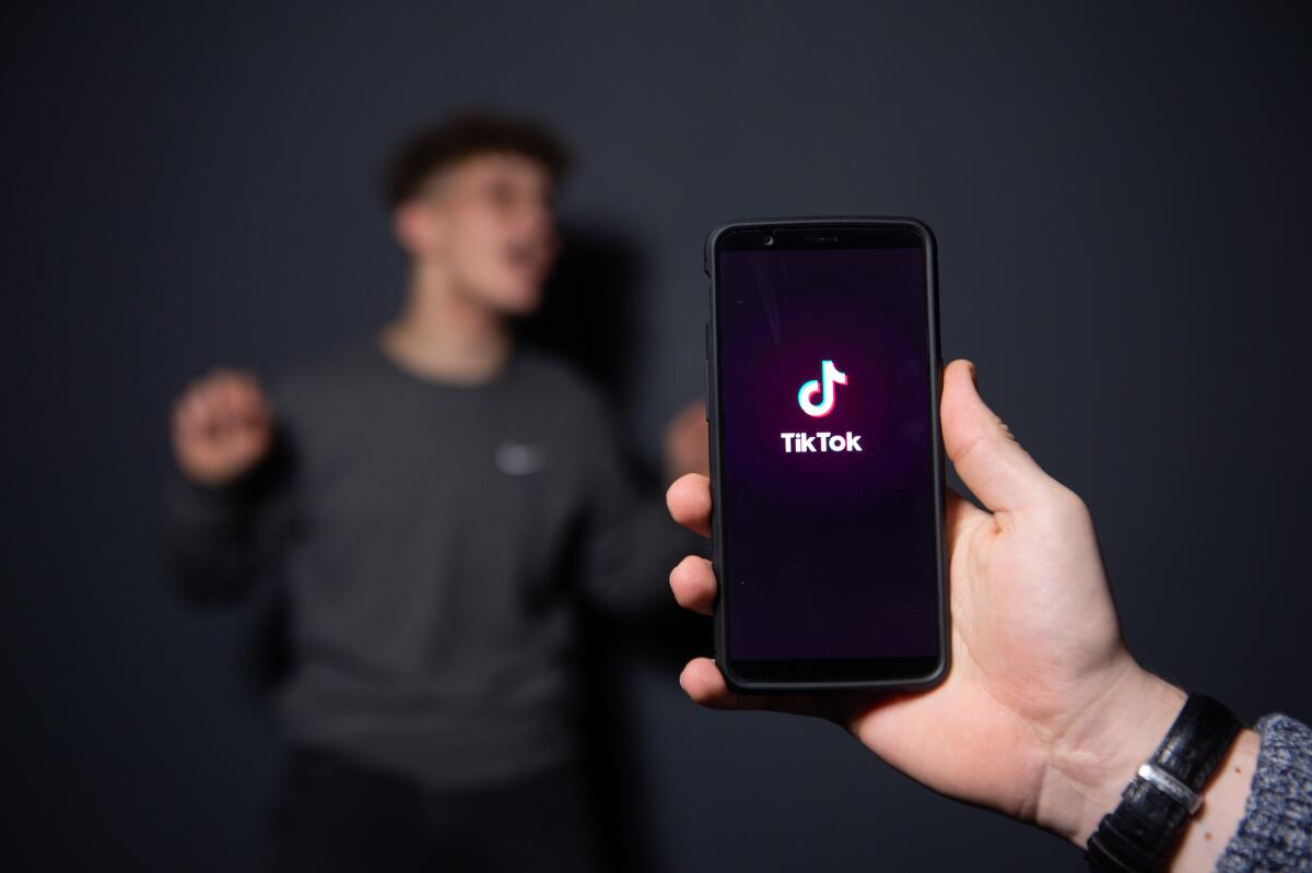 TikTok, es una aplicación china para compartir videos, que ha demostrado ser muy popular.