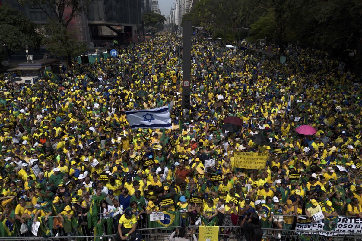 Manifestantes participan en una marcha para exigir un juicio político a Alexandre de Moraes, 